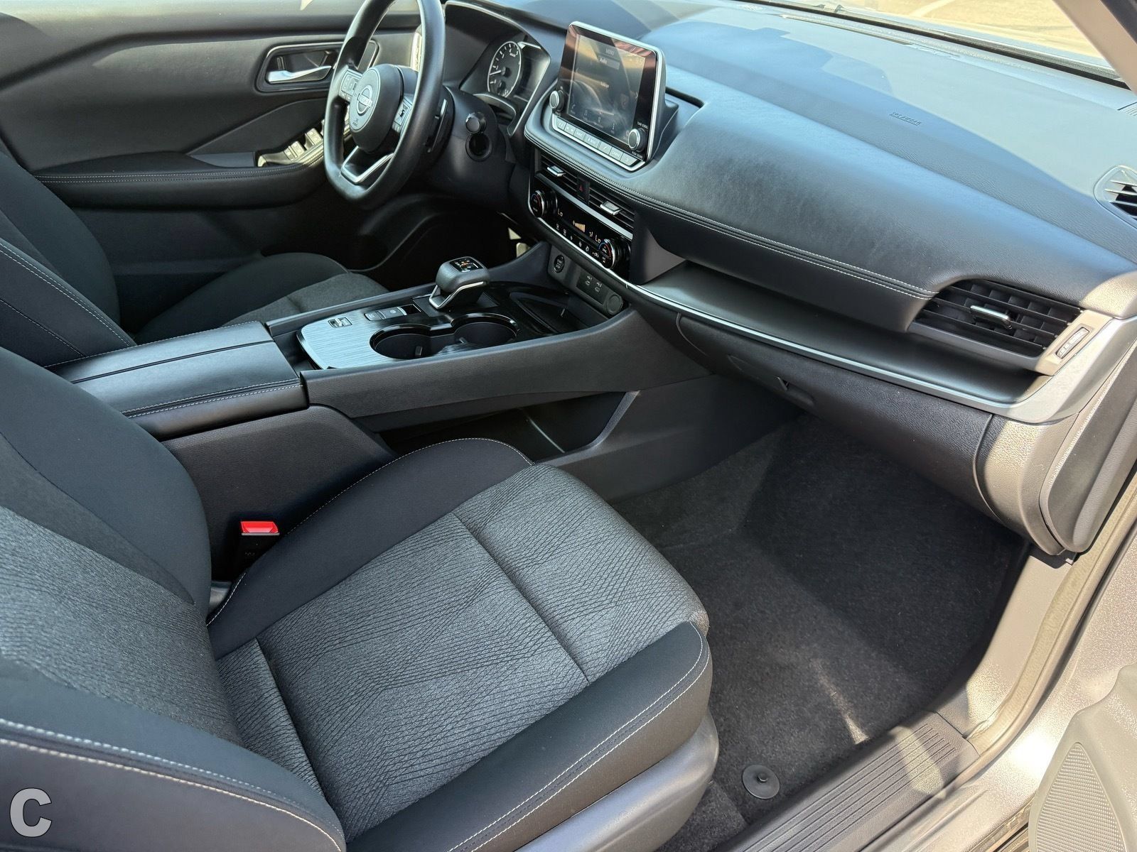 Used 2024 Nissan Rogue SV FWD image 28