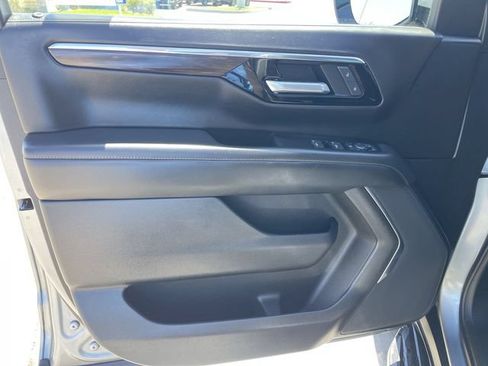 Used 2025 Chevrolet Suburban LS RWD image 21