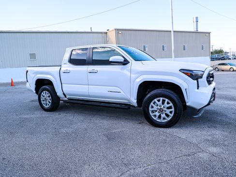 Certified 2025 Toyota Tacoma SR5 w/ SR5 Upgrade Package AWD/4WD image 6