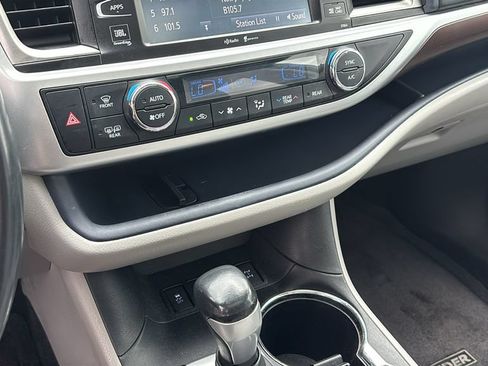Used 2014 Toyota Highlander Limited w/ Driver Technology Package AWD/4WD image 20
