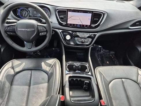 Certified 2025 Chrysler Pacifica Limited FWD image 29