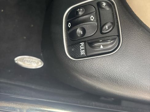 Used 2011 Mercedes-Benz SL 550 image 12