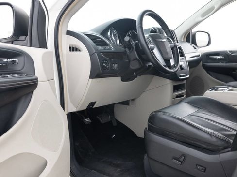 Used 2013 Chrysler Town & Country Touring image 26