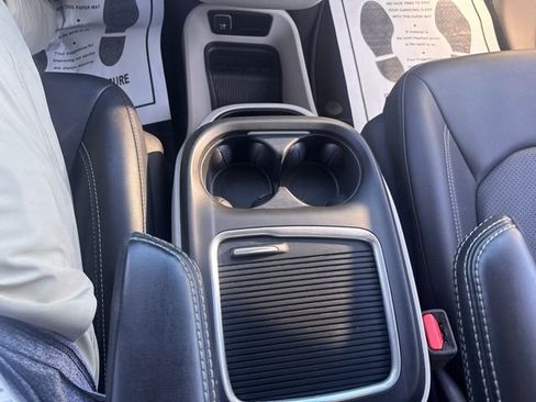 Used 2024 Chrysler Pacifica Touring-L image 31