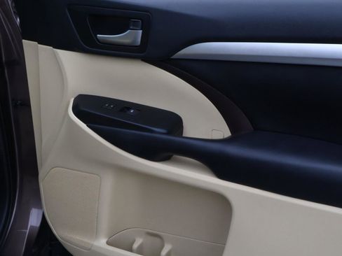 Used 2019 Toyota Highlander XLE image 17