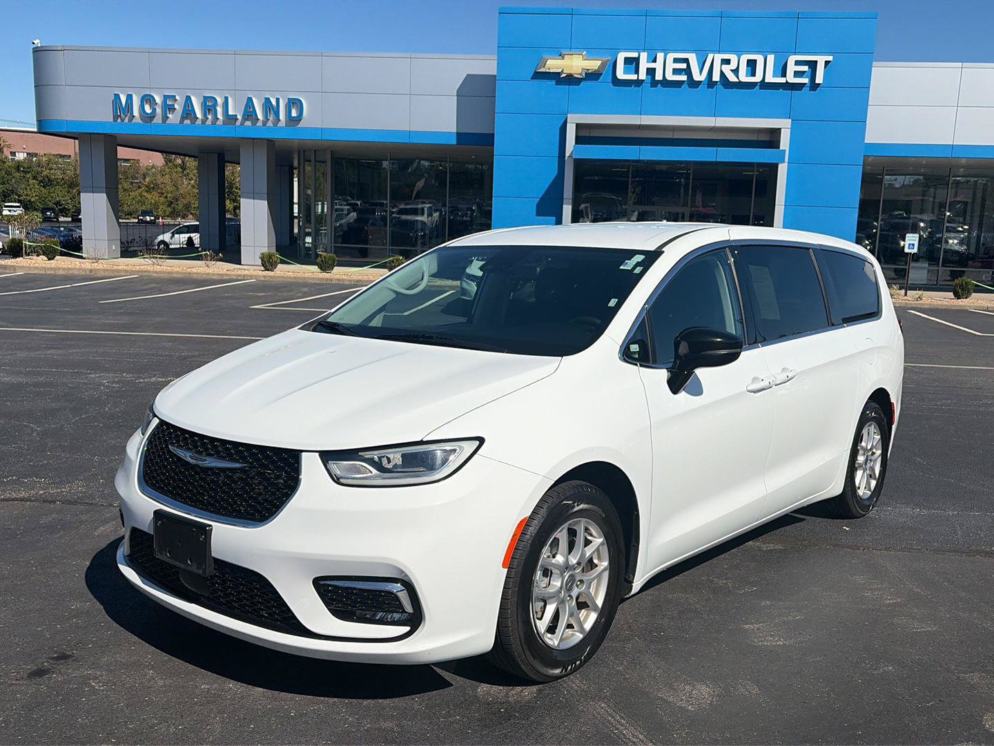 Used 2024 Chrysler Pacifica Touring-L FWD image 1