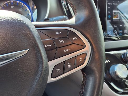 Used 2020 Chrysler Pacifica Touring-L Plus w/ Tire & Wheel Group image 18