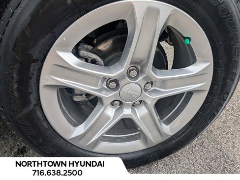 Used 2024 Jeep Compass Latitude image 41