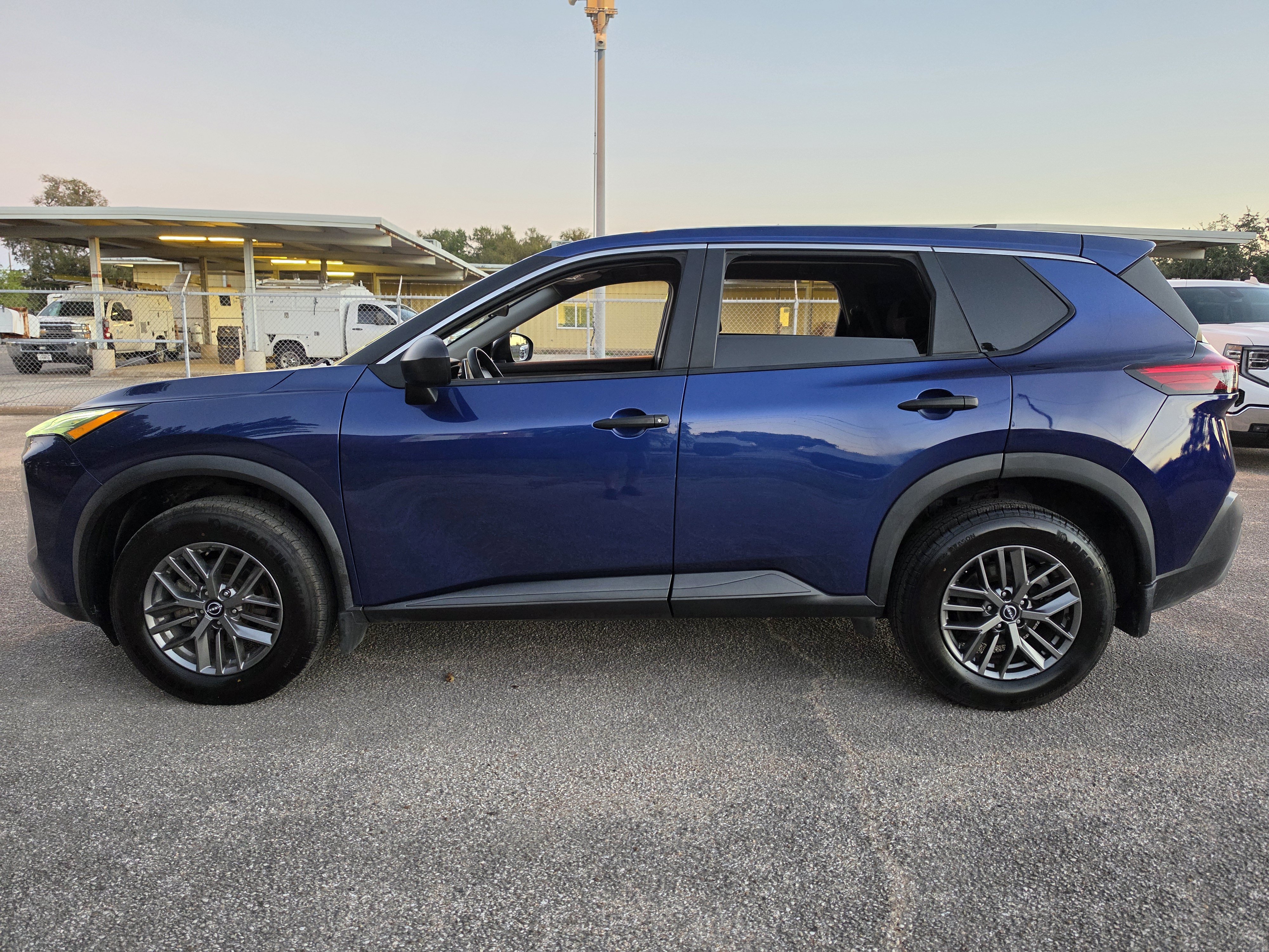 Used 2022 Nissan Rogue S FWD image 4
