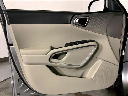 Certified 2025 Kia Soul LX w/ LX Technology Package FWD image 24
