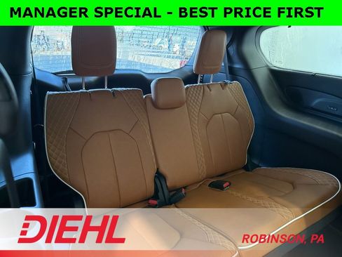 New 2026 Chrysler Pacifica Pinnacle image 13