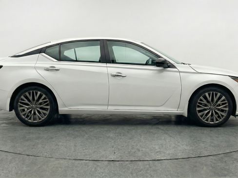 Used 2025 Nissan Altima 2.5 SV image 11