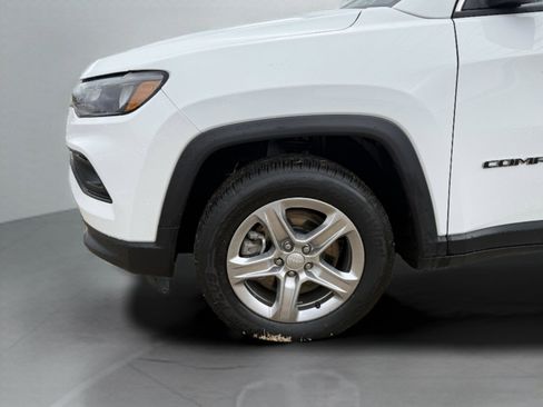 Used 2024 Jeep Compass Latitude image 9