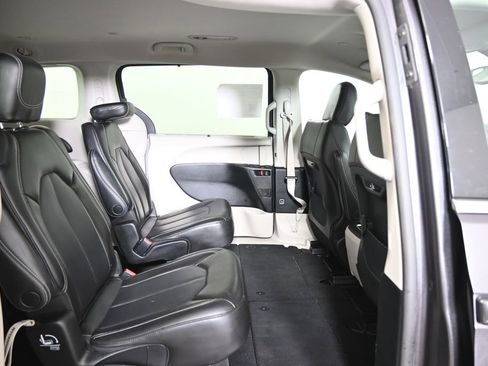 Used 2023 Chrysler Pacifica Touring-L FWD image 15