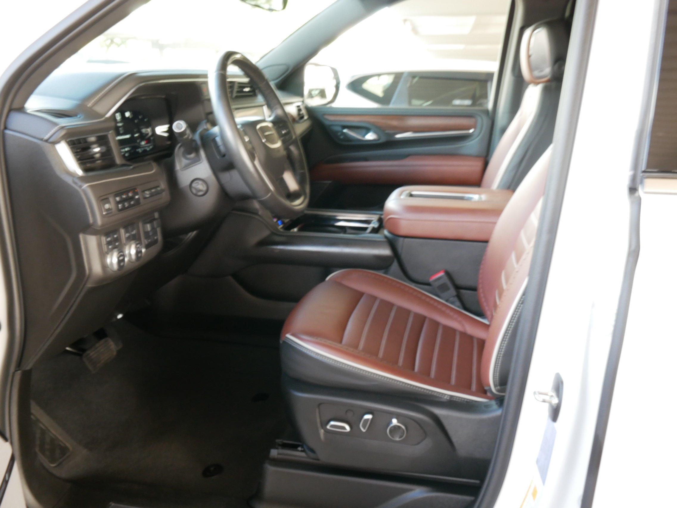Used 2023 GMC Yukon Denali Ultimate AWD/4WD image 4