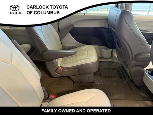 Used 2017 Chrysler Pacifica Touring-L image 18