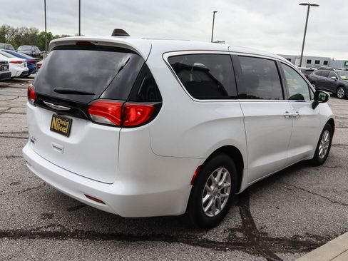 Used 2023 Chrysler Voyager LX image 4