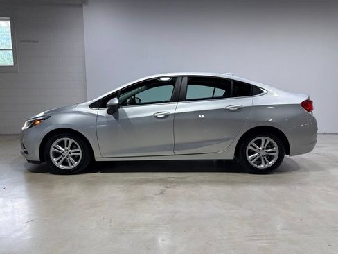 Used 2017 Chevrolet Cruze LT FWD image 4