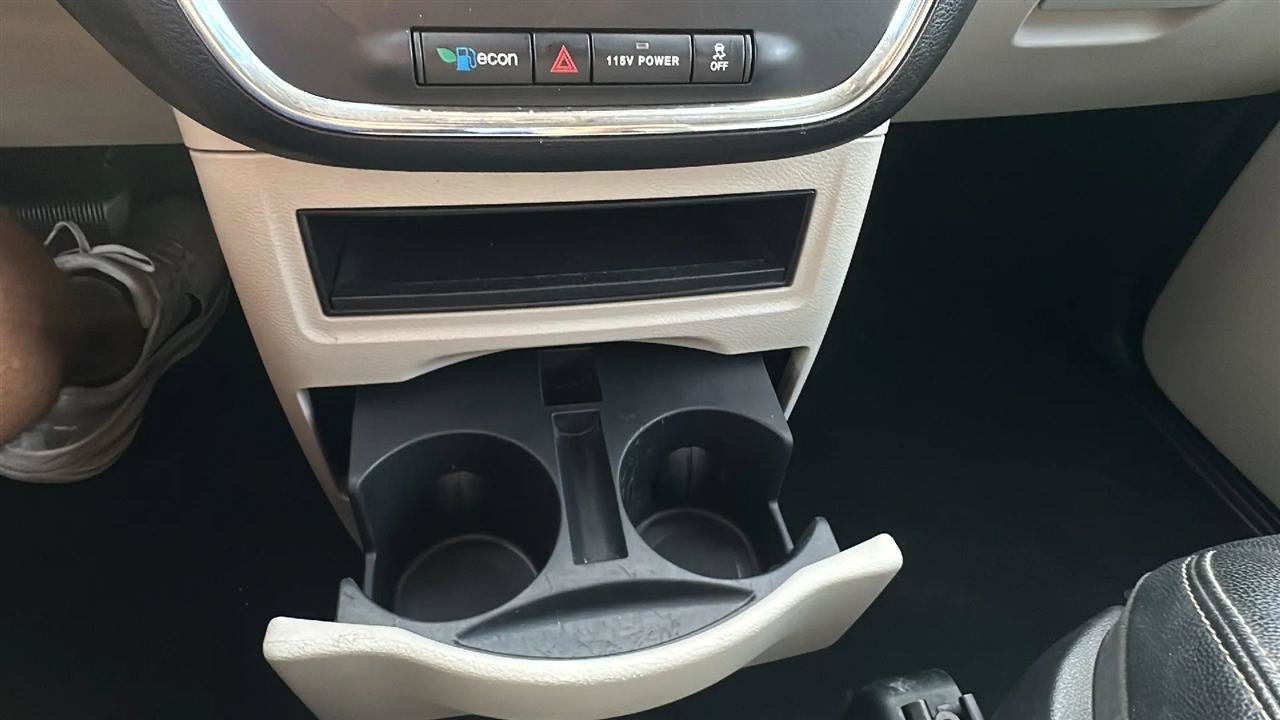 Used 2016 Chrysler Town & Country Touring FWD image 41