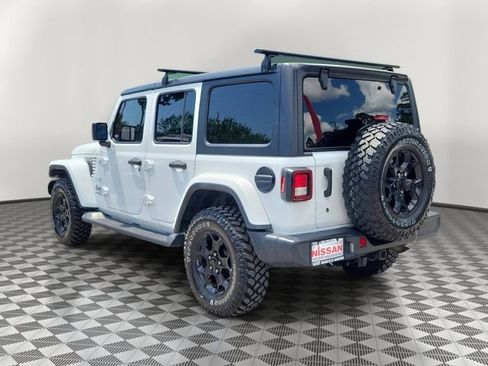 Used 2018 Jeep Wrangler Unlimited Sahara AWD/4WD image 4