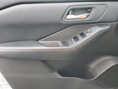 Used 2024 Nissan Rogue SV FWD image 18