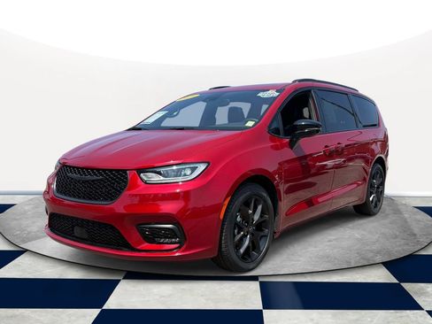 Used 2025 Chrysler Pacifica Limited FWD image 3