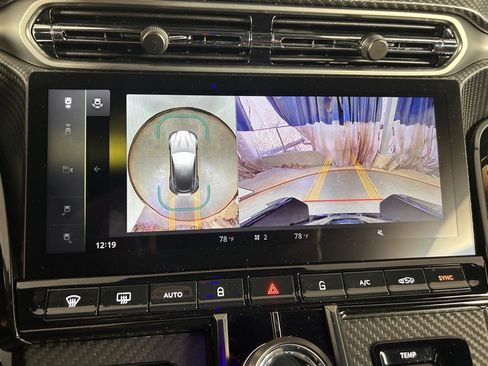 Used 2025 Aston Martin V8 Vantage Base image 23