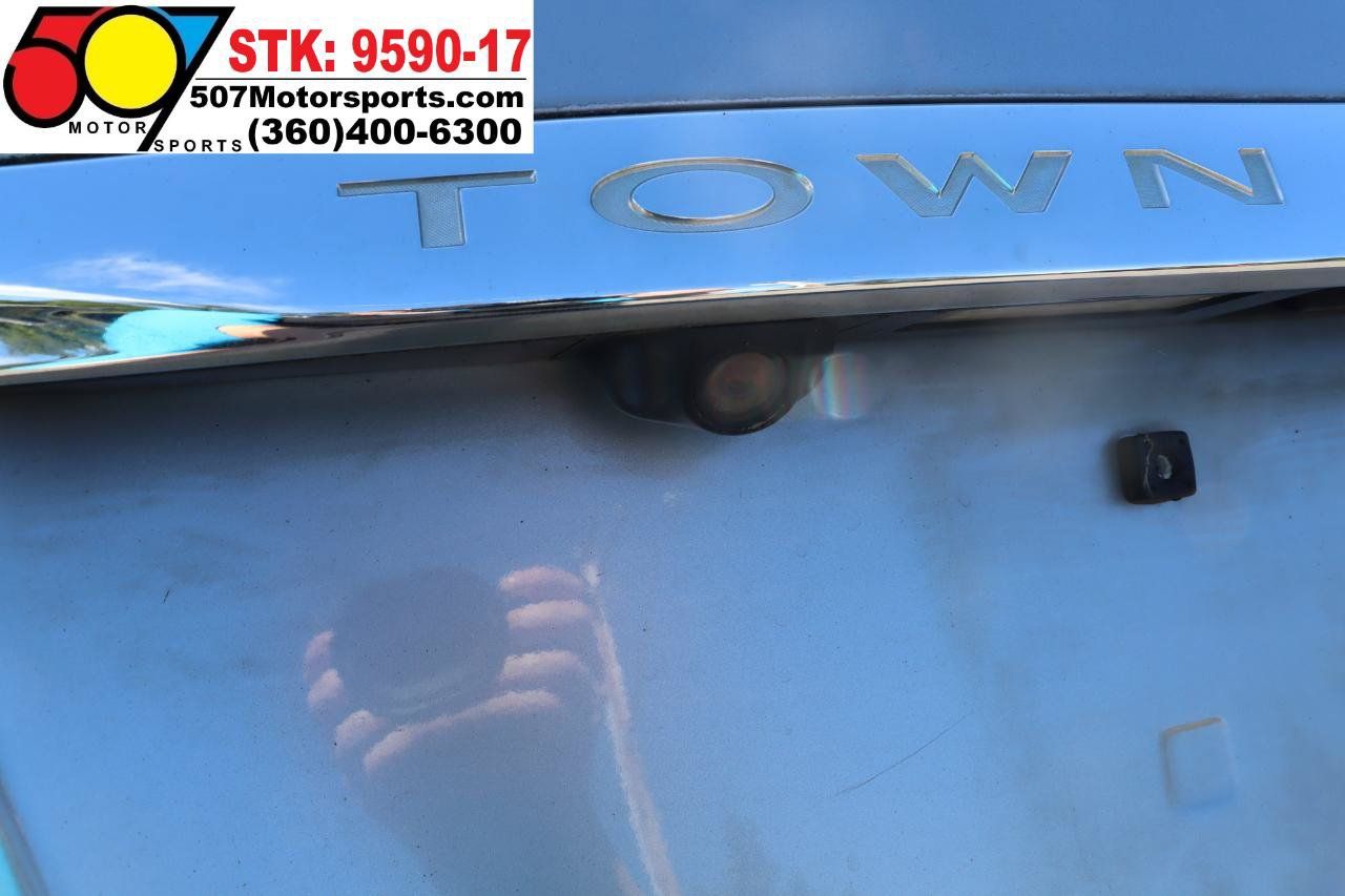 Used 2013 Chrysler Town & Country Touring FWD image 15