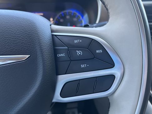 Used 2018 Chrysler Pacifica Limited image 21