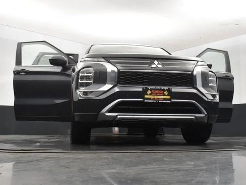 Used 2025 Mitsubishi Outlander SE image 11