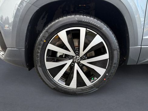 Used 2022 Volkswagen Taos SE w/ Panoramic Sunroof Package image 9