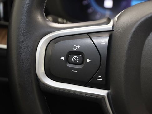 Used 2022 Volvo XC60 B5 Momentum image 36