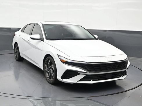 Used 2025 Hyundai Elantra SEL FWD image 8