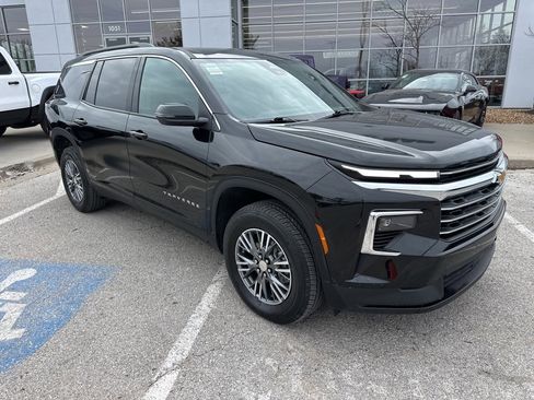 Used 2025 Chevrolet Traverse LT image 2