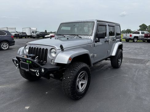 Used 2014 Jeep Wrangler Unlimited Sahara w/ Dual Top Group AWD/4WD image 2