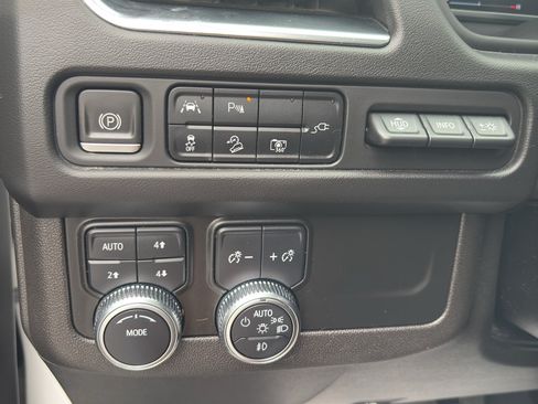 Used 2022 GMC Yukon AT4 w/ AT4 Premium Package AWD/4WD image 31