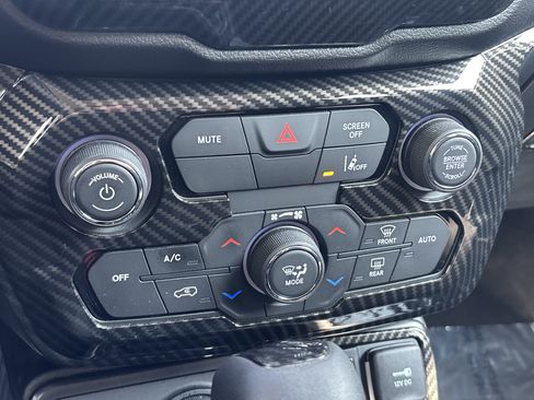 Used 2023 Jeep Renegade Latitude w/ Premium Group AWD/4WD image 9