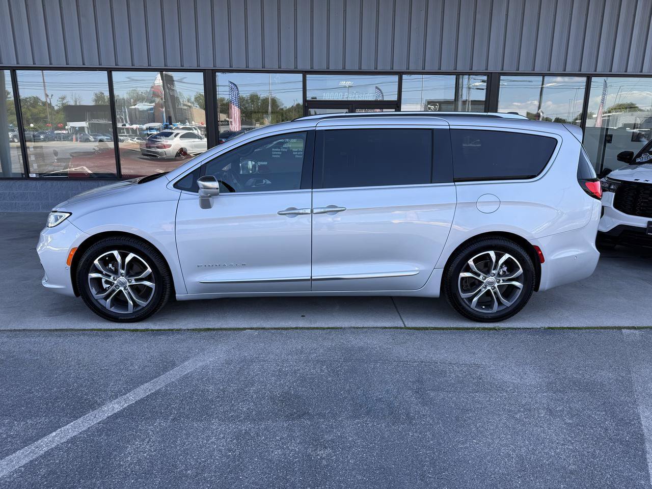 Used 2024 Chrysler Pacifica Pinnacle FWD image 8