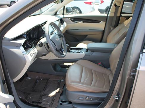 Used 2022 Cadillac XT6 Premium Luxury w/ Technology Package FWD image 12
