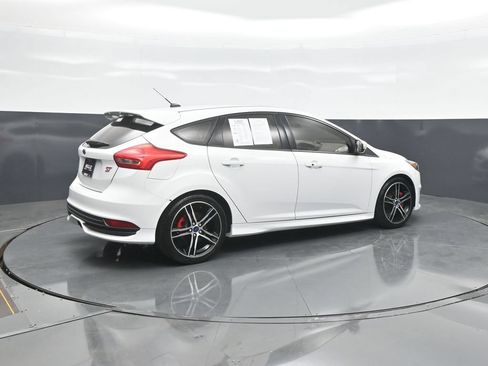 Used 2018 Ford Focus ST w/ Equipment Group 401A FWD image 7