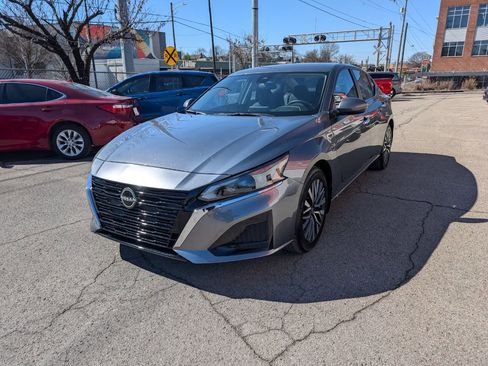 Used 2023 Nissan Altima 2.5 SV image 1