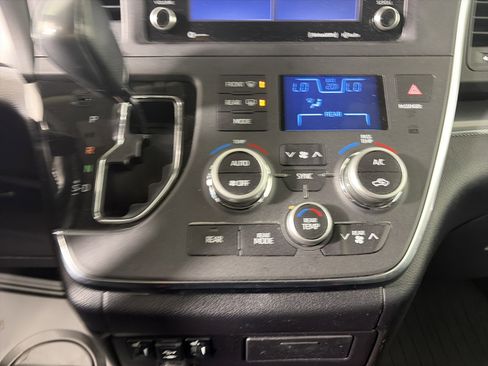Used 2018 Toyota Sienna SE image 36