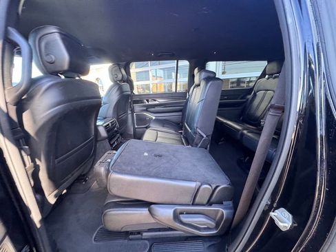 Used 2023 Jeep Wagoneer L Series II image 32