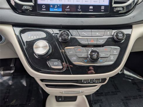 Used 2023 Chrysler Pacifica Touring-L image 25