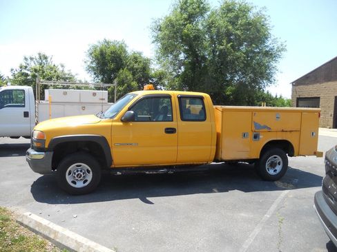 Used 2005 GMC Sierra 2500 W/T w/ Snow Plow Prep Package AWD/4WD image 4