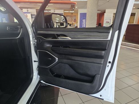 Used 2023 Jeep Wagoneer L Series III RWD image 14