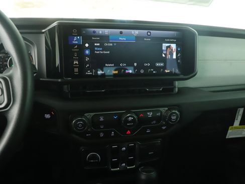 New 2025 Jeep Gladiator Sport image 16