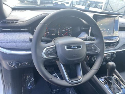 Used 2025 Jeep Compass Latitude image 11