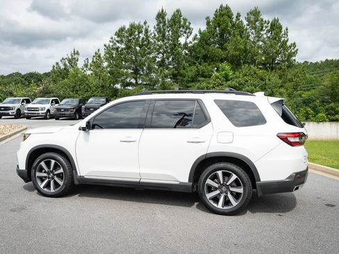 Used 2023 Honda Pilot Touring image 7