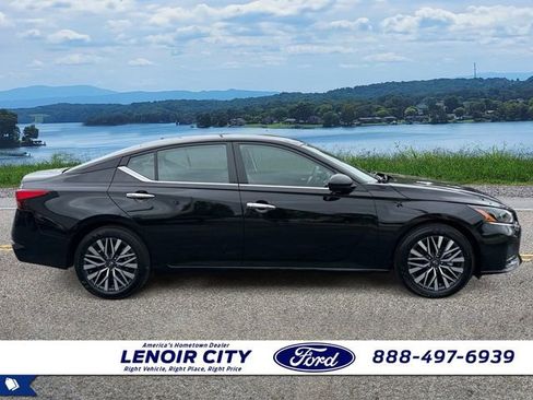 Used 2025 Nissan Altima 2.5 SV FWD image 2